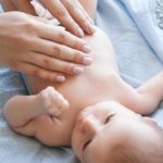 Pijat Bayi Perlu Hati-hati, Ini Penjelasan Medisnya