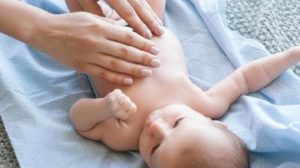 Pijat Bayi Perlu Hati-hati, Ini Penjelasan Medisnya